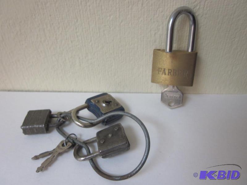 lot 18 image: Mixed lot of vintage pad locks with keys.  &n...