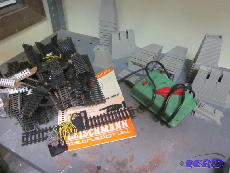lot 83 image: Lot of Fleischmann train tracks and transform...