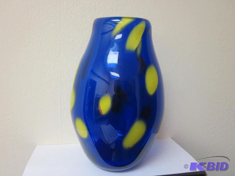 lot 85 image: Hand blown glass vase, approximately 6 inchs...
