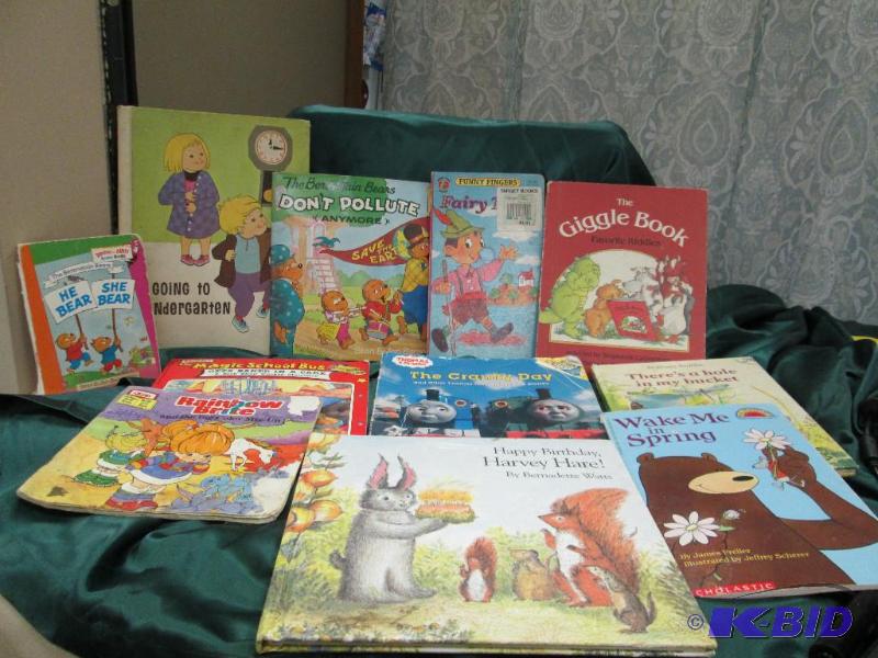 Qty 11 The Giggle Book Favorite Riddles, Fair...