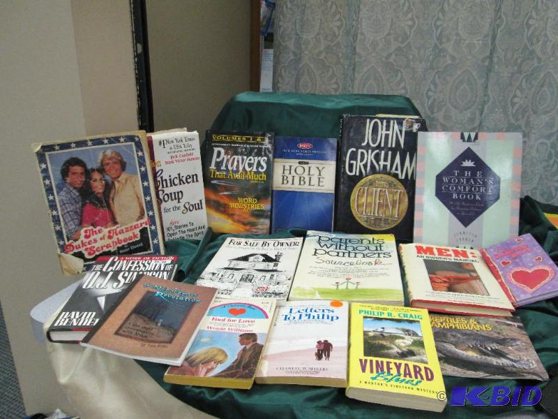 Qty 16 The womans comfort book, John Grisham...