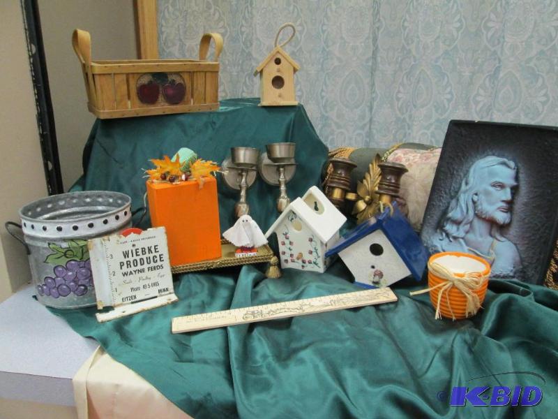 Picture of Jesus, birdhouse, basket, candle h...