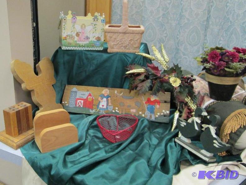Ceramic basket, wooden reindeer head, napkin ...