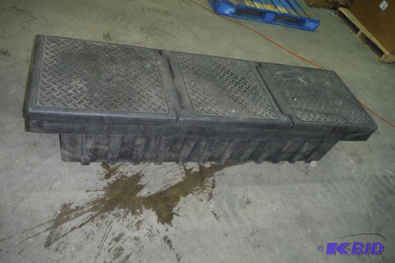 Locking behind cab toolbox for full sized pickup