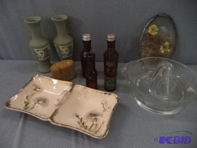 lot 100 image: Mini Glueks Shakers, Knick Knacks