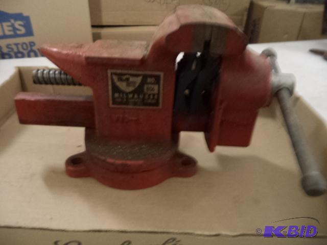 lot 105 image: Milwaukee Vise