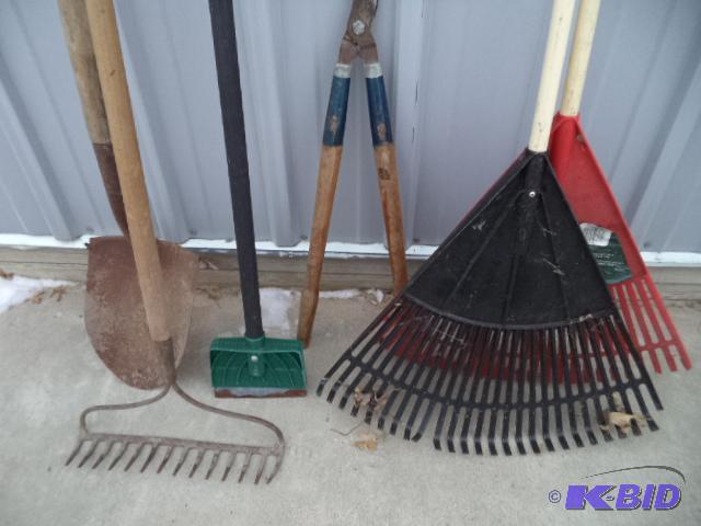 lot 112 image: Garden Hand Tools