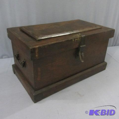 lot 27 image: Antique Tool Chest