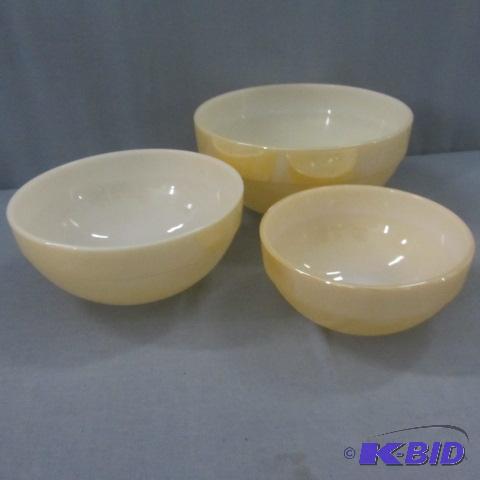 lot 32 image: Fire King Nesting Bowls