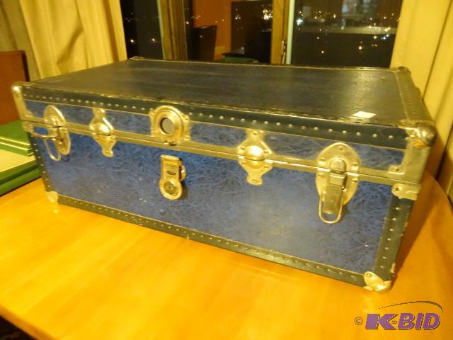 lot 131 image: Vintage Trunk 36 X 20 X 14...