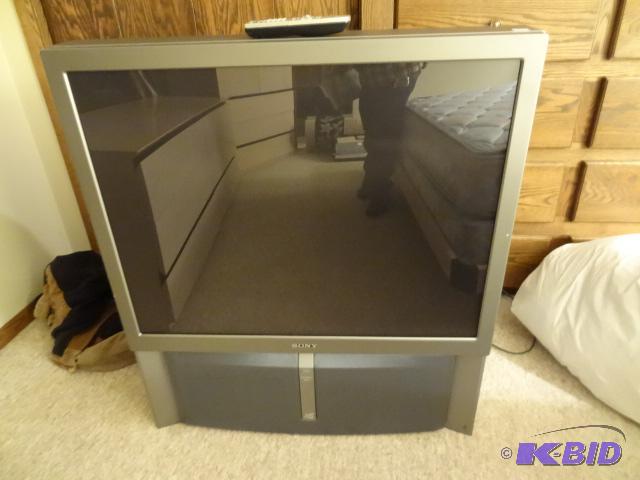 lot 227 image: Sony Rear Projection TV with Remote Works Gre...