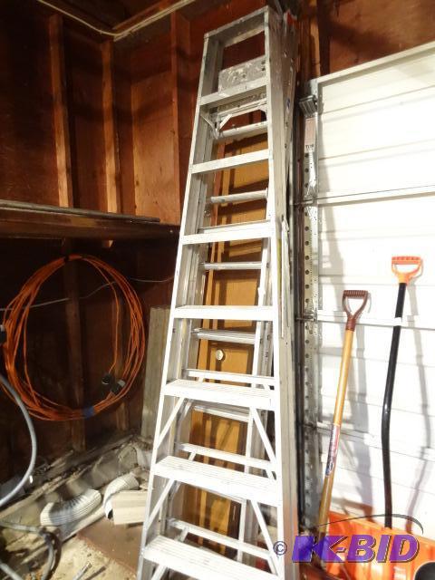 lot 35 image: 8 aluminum step ladder...