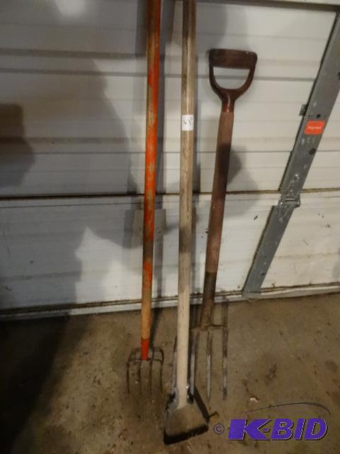 lot 43 image: Garden Hoe. Potato Fork. Garden Rake...