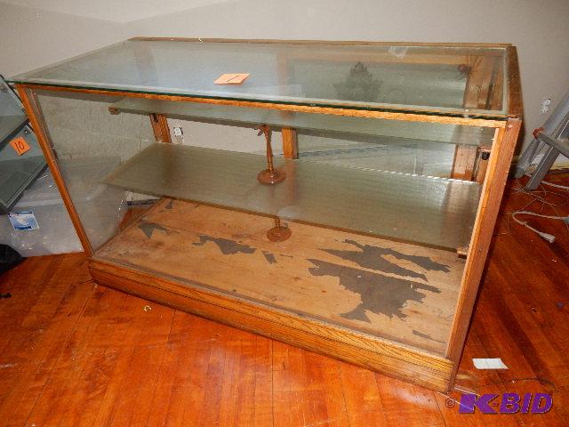 lot 1 image: Vintage Display Case