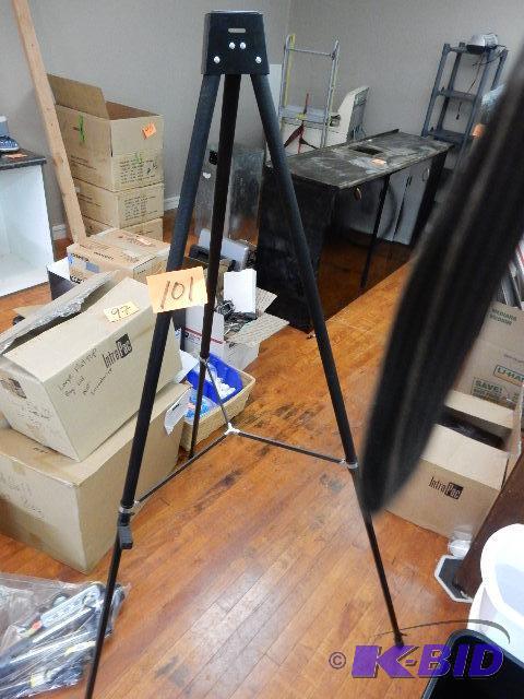 lot 101 image: Telescoping Easle