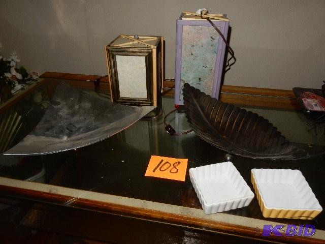 lot 108 image: Decorative items as pictured