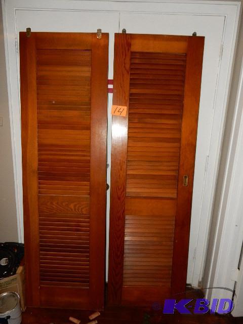 lot 14 image: 2 Slatted doors