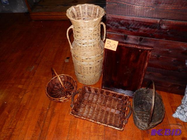 lot 30 image: Baskets and trays