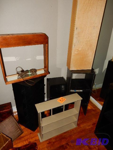 lot 33 image: Misc. Display units