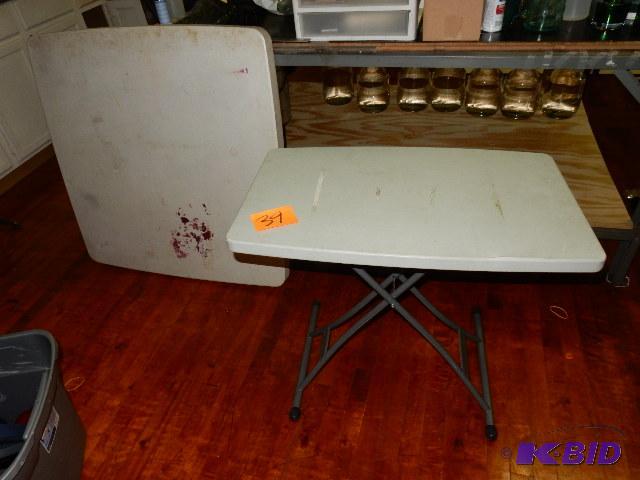 lot 39 image: 2 Folding Tables
