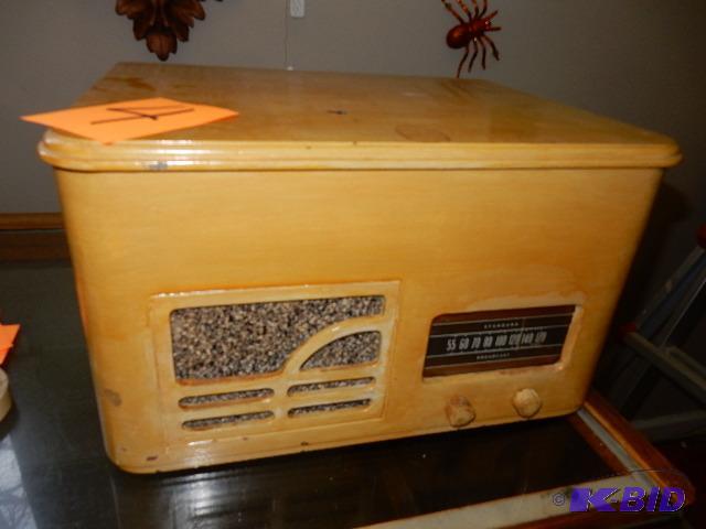 lot 4 image: VINTAGE Radio and Record Player