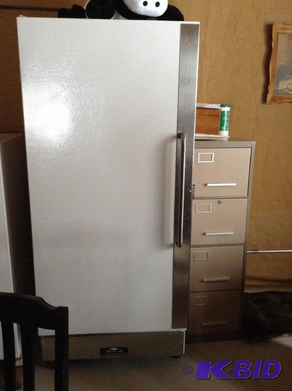 lot 2 image: Commercial Refridgerator