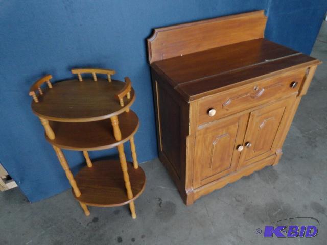lot 116 image: Small dresser, has split on top, comes with s...
