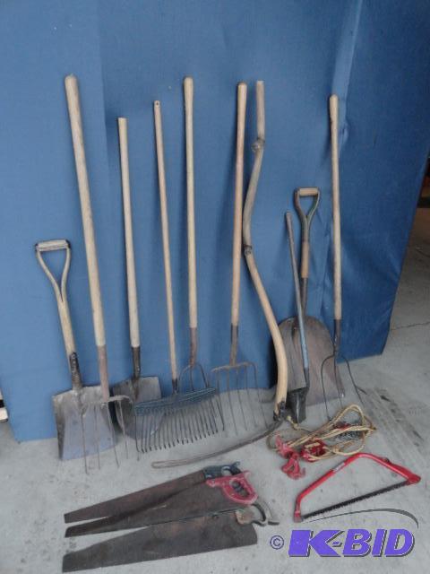 lot 120 image: Assortment of hand tools including 3-tines fo...