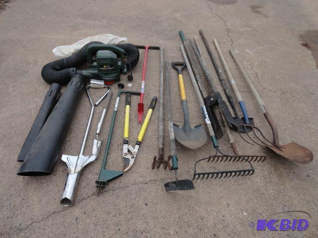lot 14 image: Assortment of hand tools B&ampD BlowerVac,...