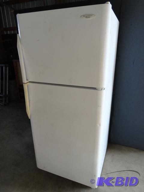 lot 157 image: Frigidaire Electrolux fridgeFreezer Model GL...