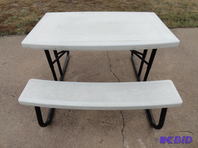 lot 17 image: Lifetime folding picnic table, top measures 2...