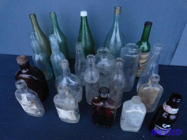 lot 177 image: Vintage glass bottles AB, Heinz, Shakopee, O...