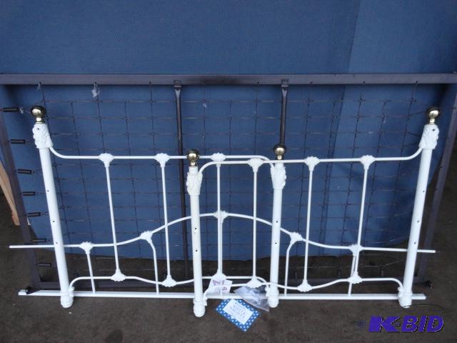 lot 202 image: Berkshire &quotWhite Nights" daybed fra...