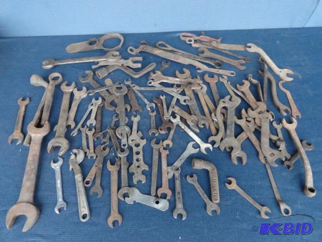 lot 212 image: Selection of early wrenches Ford, IH, RECO, ...