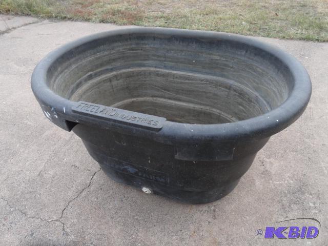 lot 29 image: Freeland Industries poly stock tank, 24"...