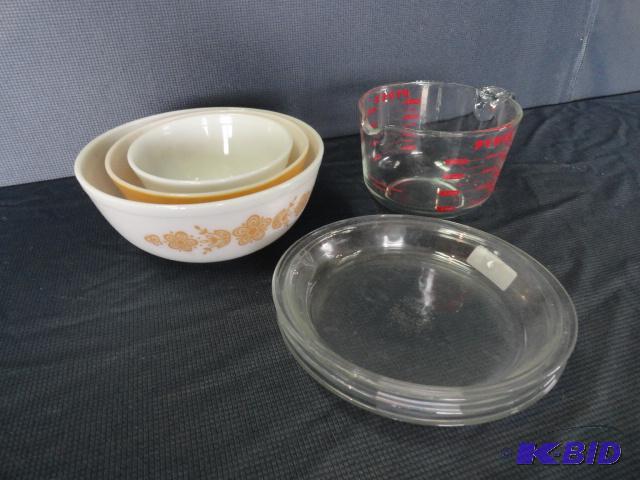 lot 41 image: Pyrex mixing bowls, 9" pie plates, 2 qua...