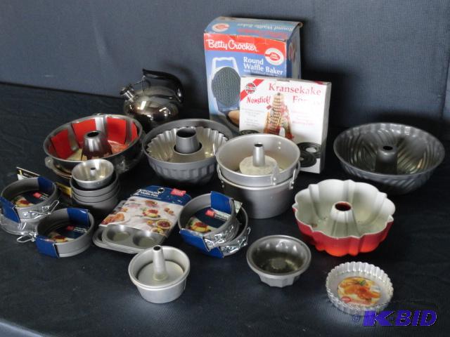 lot 52 image: Assortment of kitchen supplies waffle baker,...