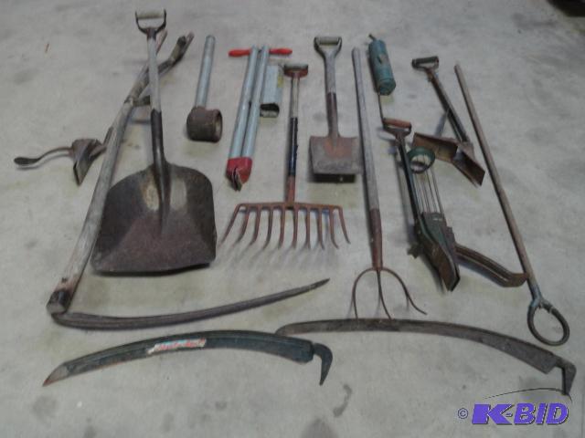 lot 71 image: Selection of hand tools shovels, forks, pota...