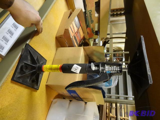 lot 163 image: The Litte Hand Lifting Jack. 150 lb. Max. Qty...