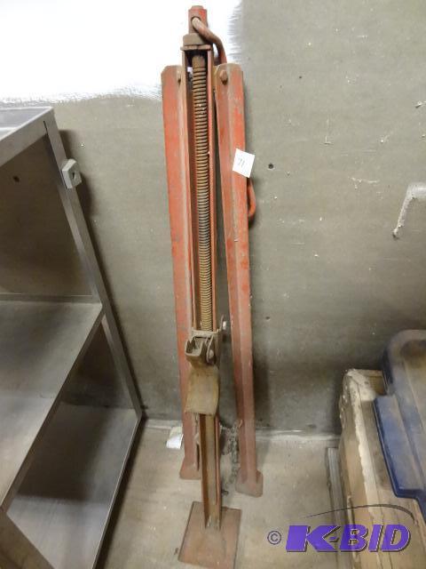lot 71 image: Screw Type Bumper Jack...