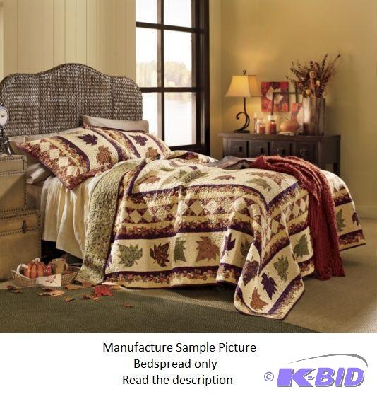 lot 134 image: Quilted Bedspread - 90" x 90" full...