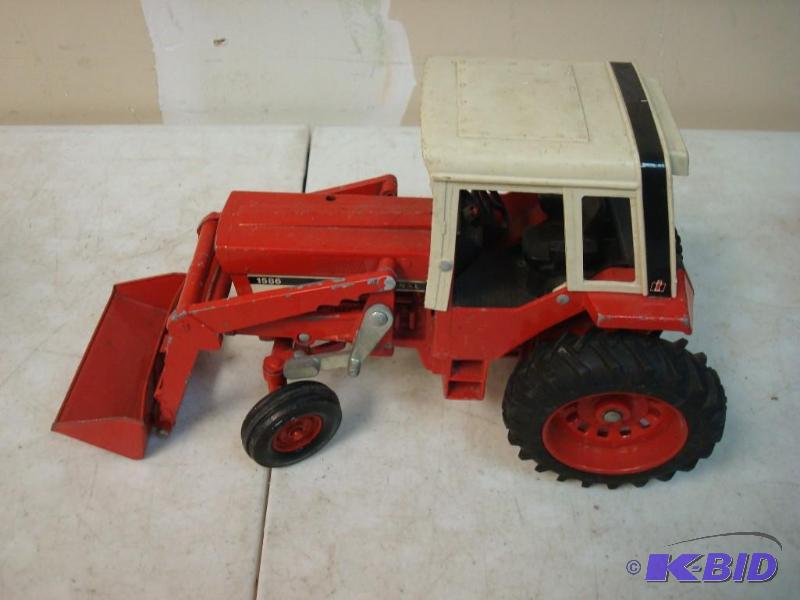 Ertl&nbspInternational 1586 Tractor, Shows S...