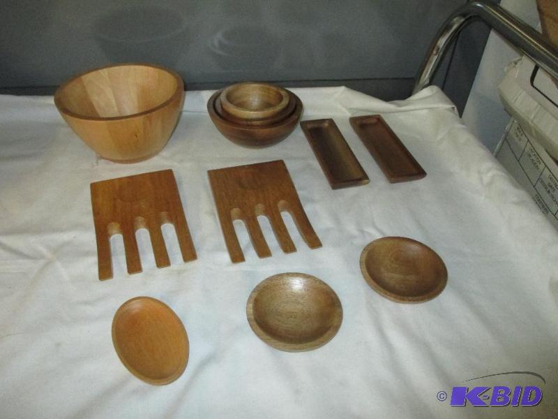 Cracker holders, spoon holders, set of 3 bowls, 1 wood bowl, 2 saucers new