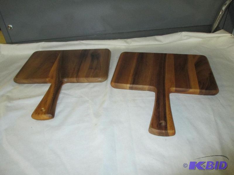 2 wood cutting boards