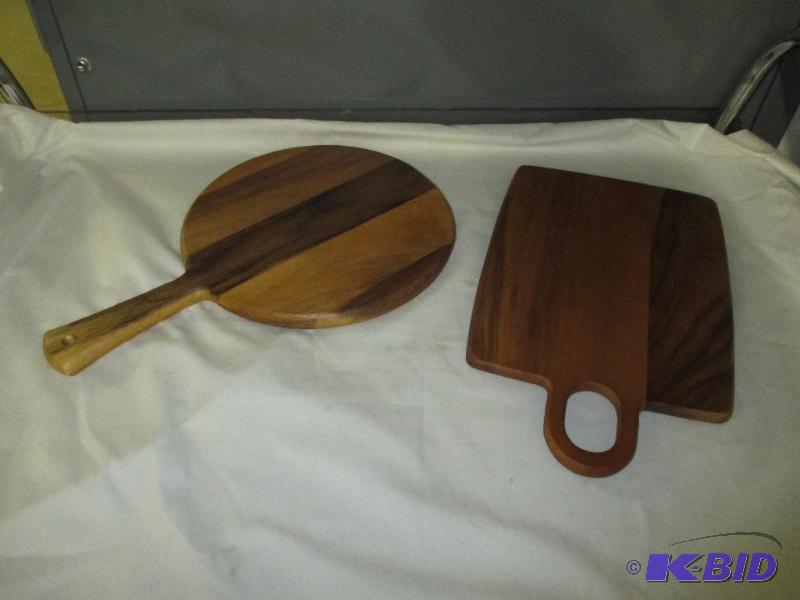 2 wood cutting boards