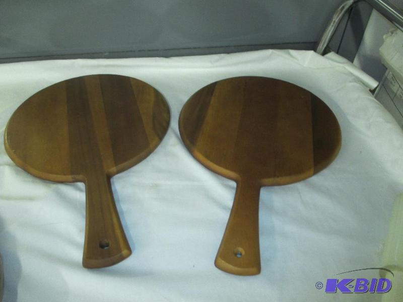 2 wood cutting boards