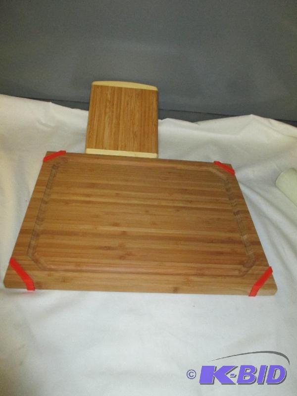 2 wood cutting boards