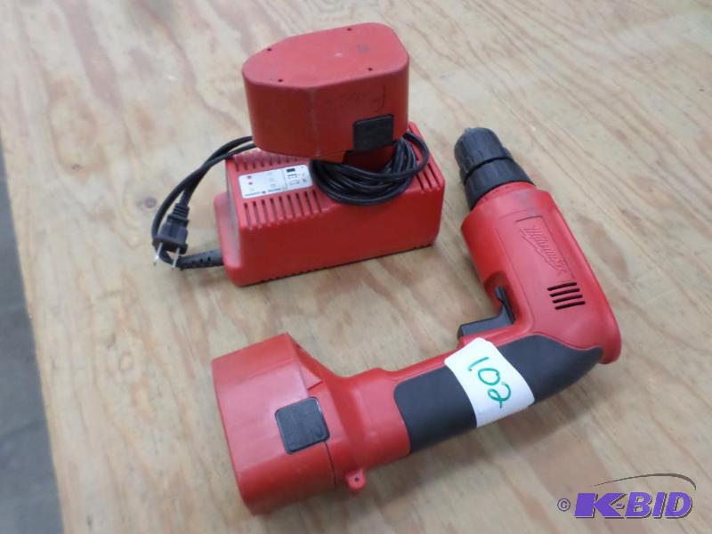 lot 102 image: Milwaukee 12Volt Drill Driver Set...