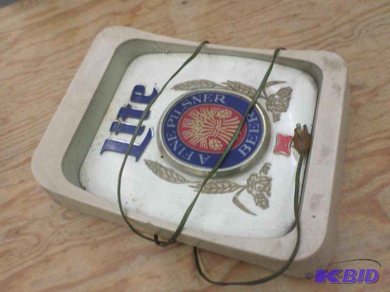 lot 113 image: Vintage Miller Lite Lighted Beer Sign...