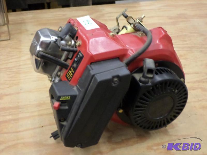 lot 122 image: Like New Generac 190cc Gas Engine, Serial # 7...